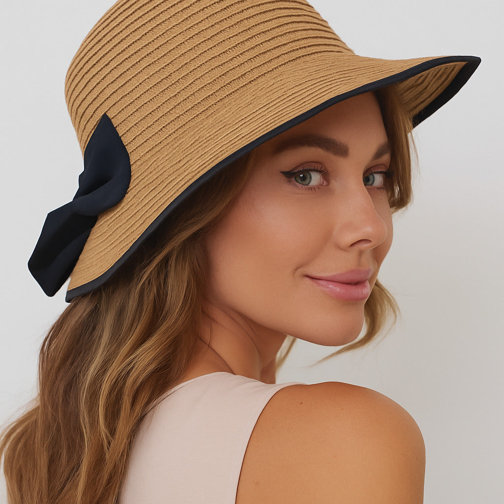Gros plan sur la texture tressée du chapeau de paille
