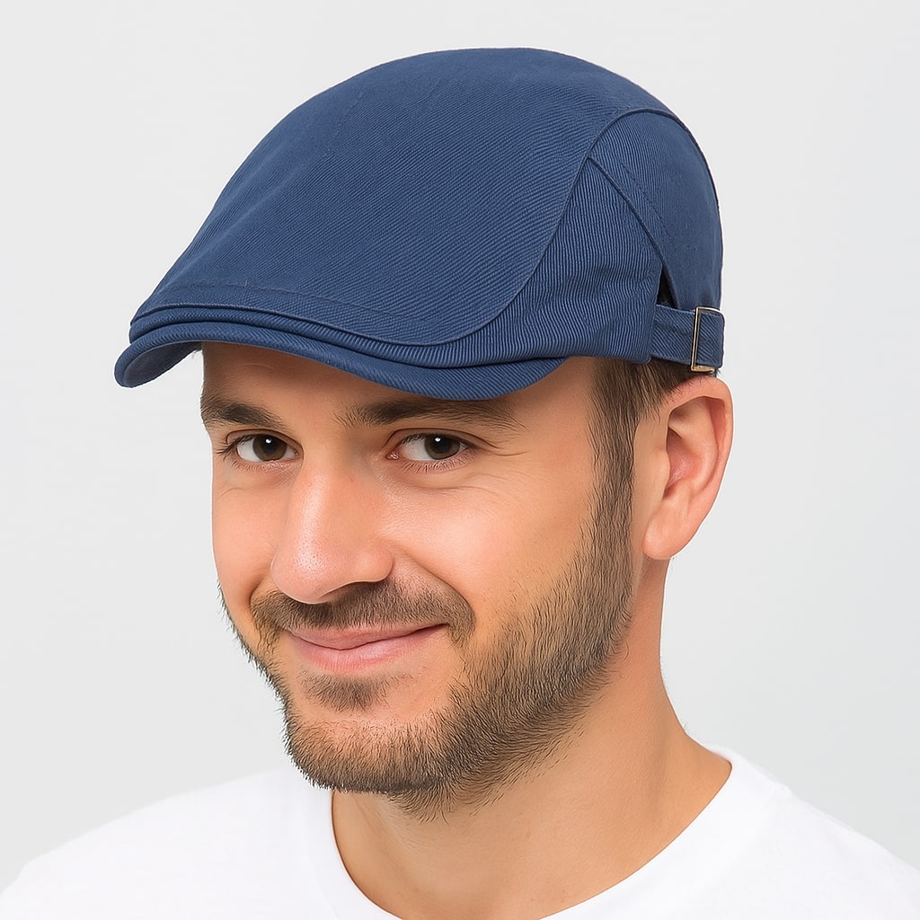 Béret en coton beige sur fond neutre