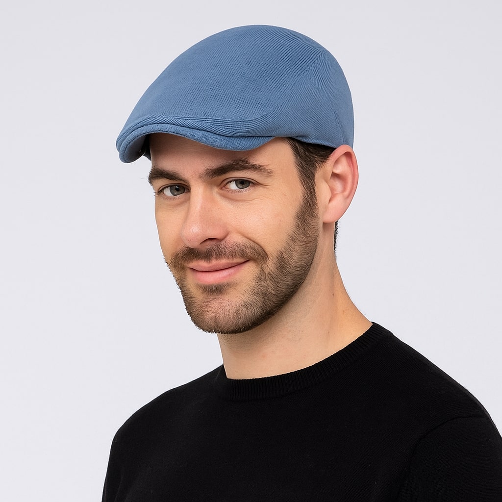 Béret en coton léger posé sur une table en bois