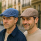 Homme portant un béret en polyester, style urbain