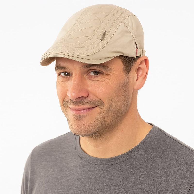Béret en coton sur fond blanc, surpiqûres visibles