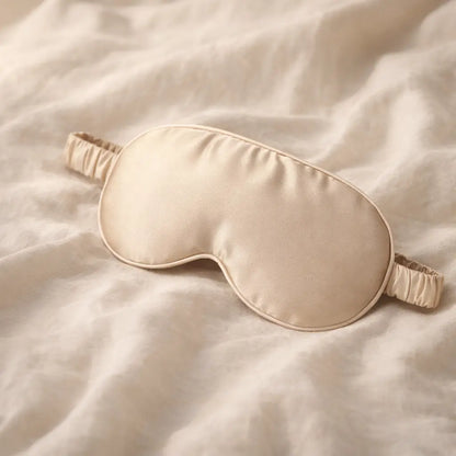 Masque de nuit ajusté sur un visage endormi