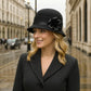 Chapeau cloche en feutre beige avec ruban noir