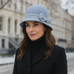 Chapeau cloche beige avec ruban noir, style rétro chic