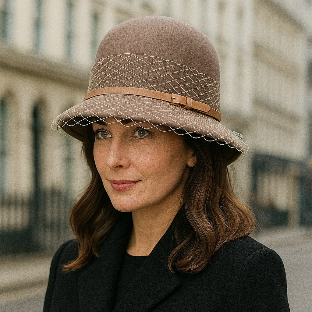 Chapeau cloche beige avec ruban noir, style rétro élégant