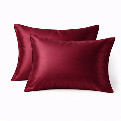 Chambre élégante avec taie d'oreiller rouge en soie