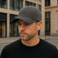 Casquette en velours côtelé beige sur fond neutre