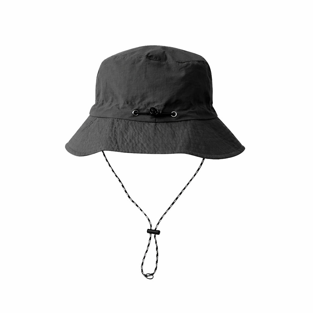 Personne portant un bob en nylon, profitant du soleil en extérieur