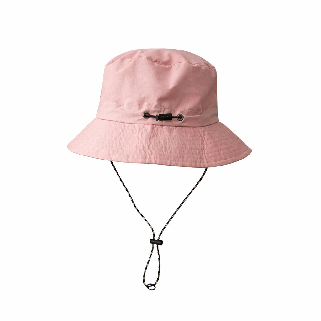 Bob en nylon sur un fond urbain, illustrant son style moderne