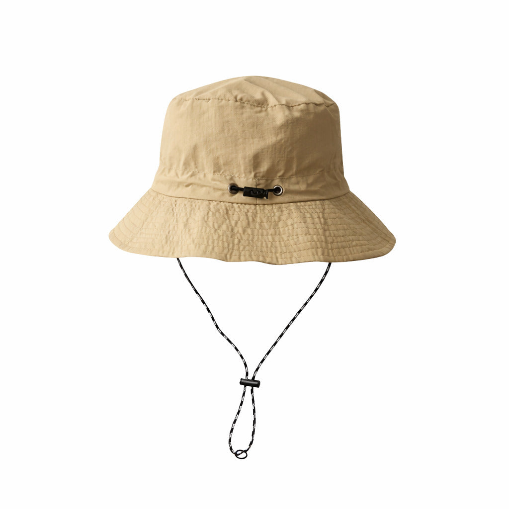 Bob en nylon sur une plage, soulignant sa polyvalence