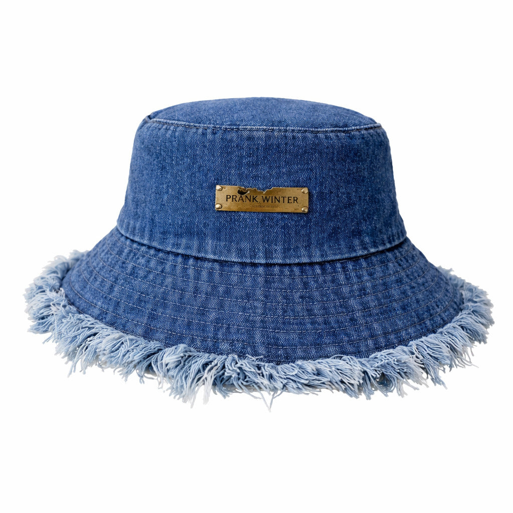 Détail des bords effilochés du bob en jean