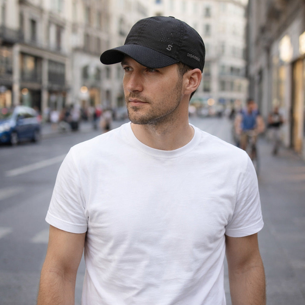 Casquette sportive sur fond blanc, tissu léger et respirant