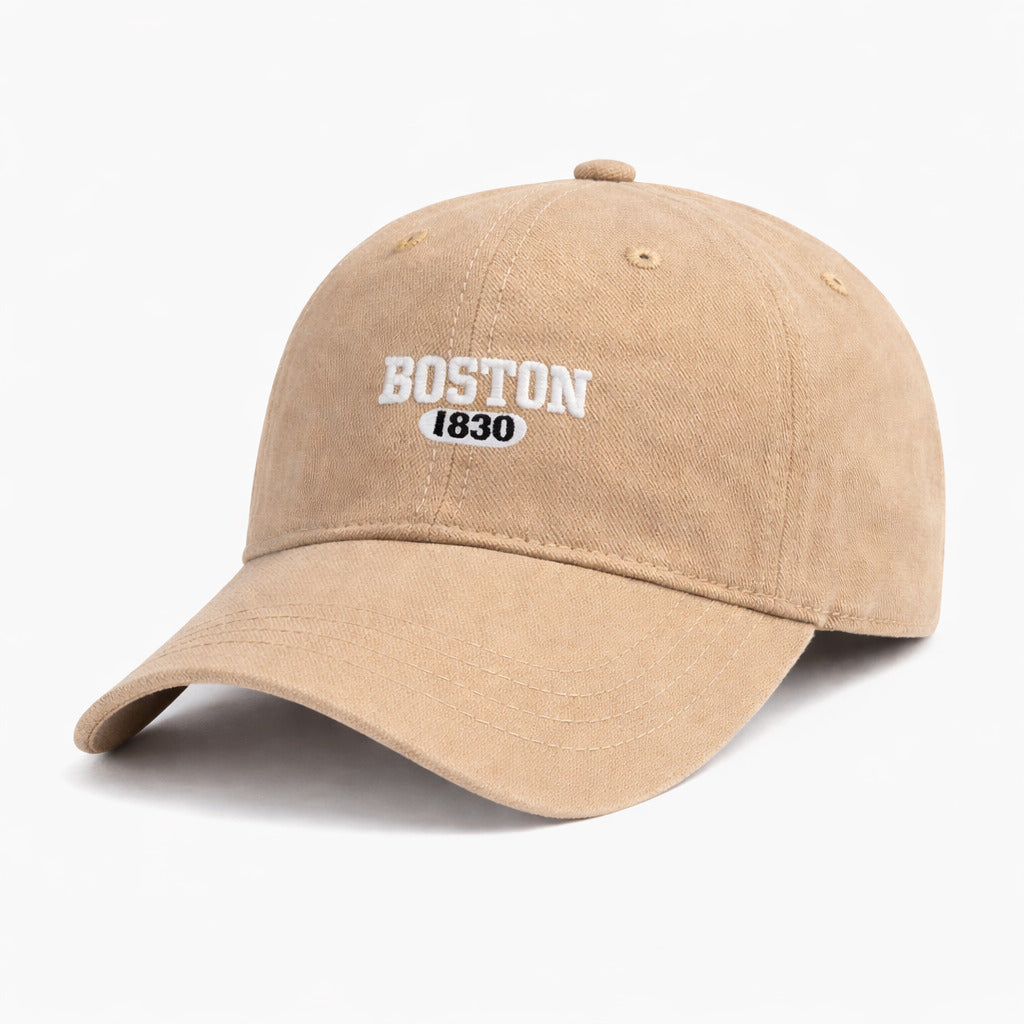 Casquette en position inclinée, montrant la visière courbée