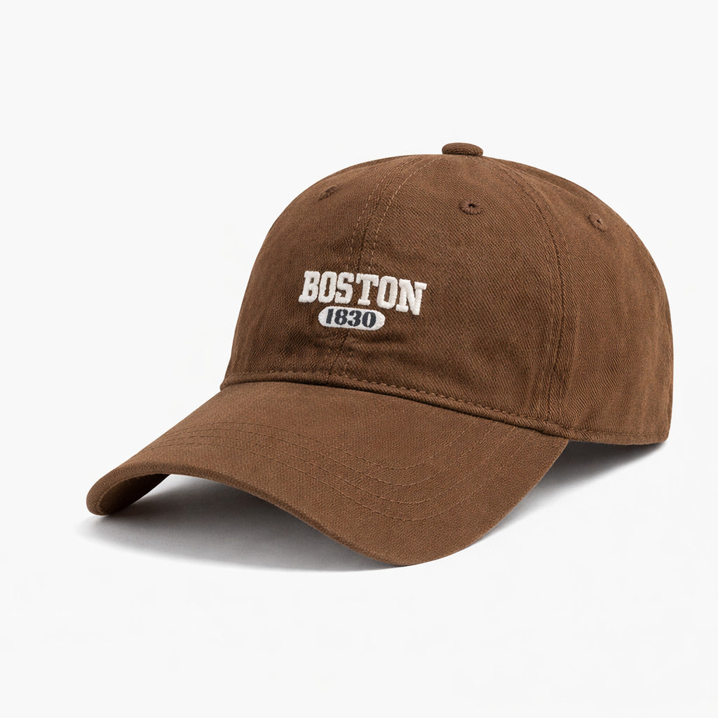 Zoom sur le logo brodé de la casquette, style classique