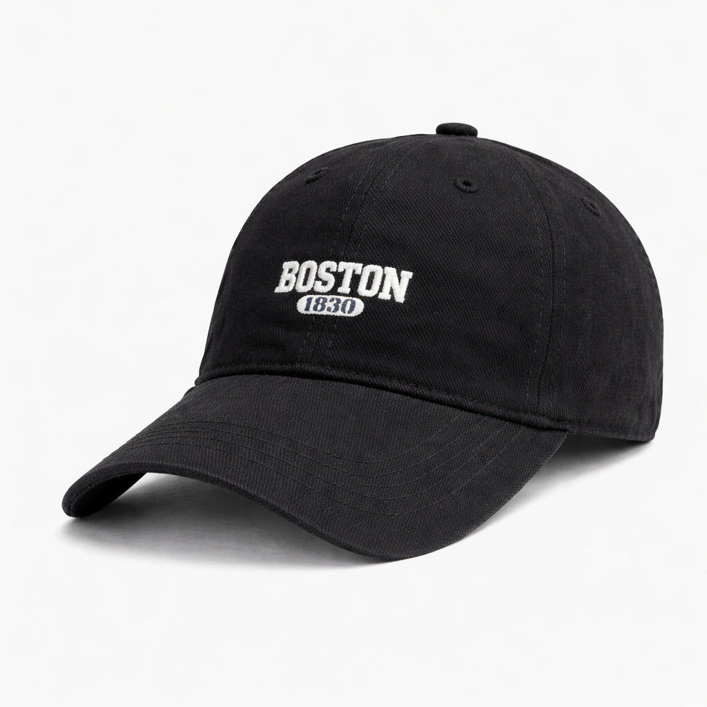 Casquette posée sur une surface en bois, vue de dessus