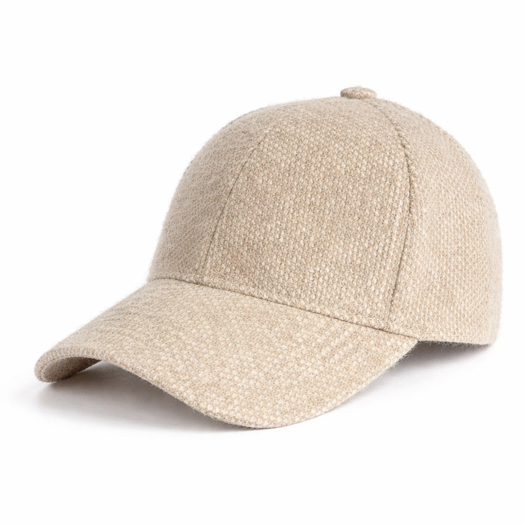 Casquette en lin sur fond neutre, mettant en valeur sa texture