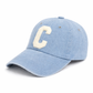 Gros plan sur la fermeture ajustable d'une casquette en denim