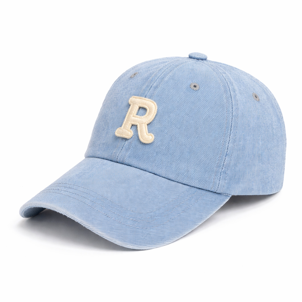 Casquette en denim portée par une personne en extérieur