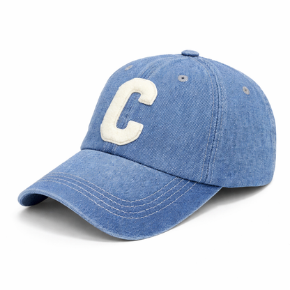 Casquette en denim pliée, montrant sa texture et sa couleur