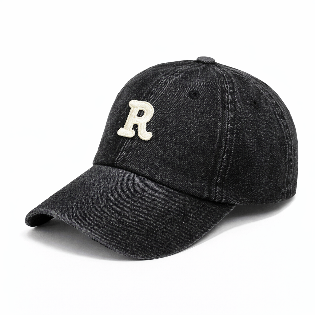 Casquette en denim posée sur une surface en bois