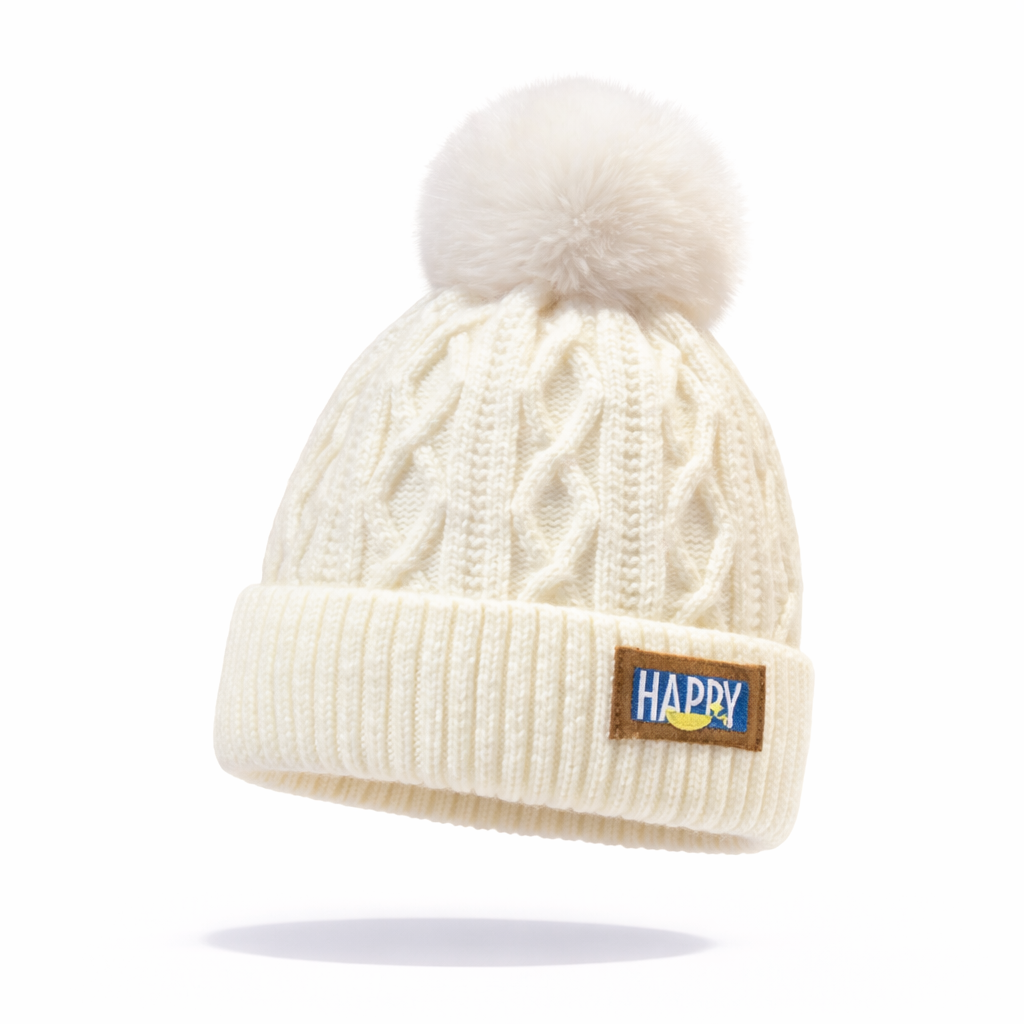 Gros plan sur la texture du bonnet, pompon en fausse fourrure