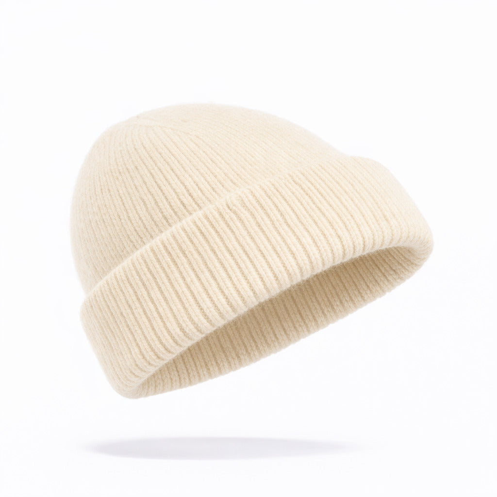 Vue de face d'un bonnet en cachemire sur un mannequin