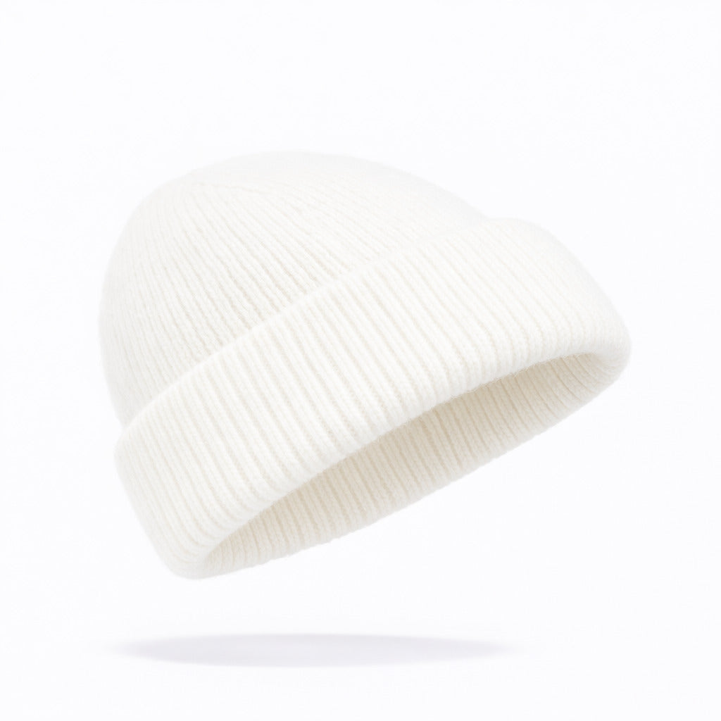 Femme portant un bonnet en cachemire, vue de profil