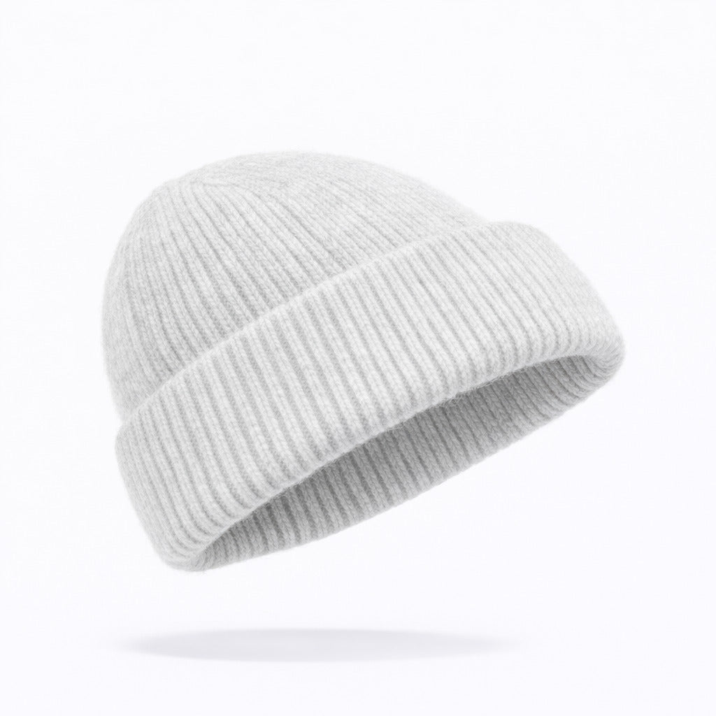 Bonnet en cachemire sur une étagère, lumière naturelle