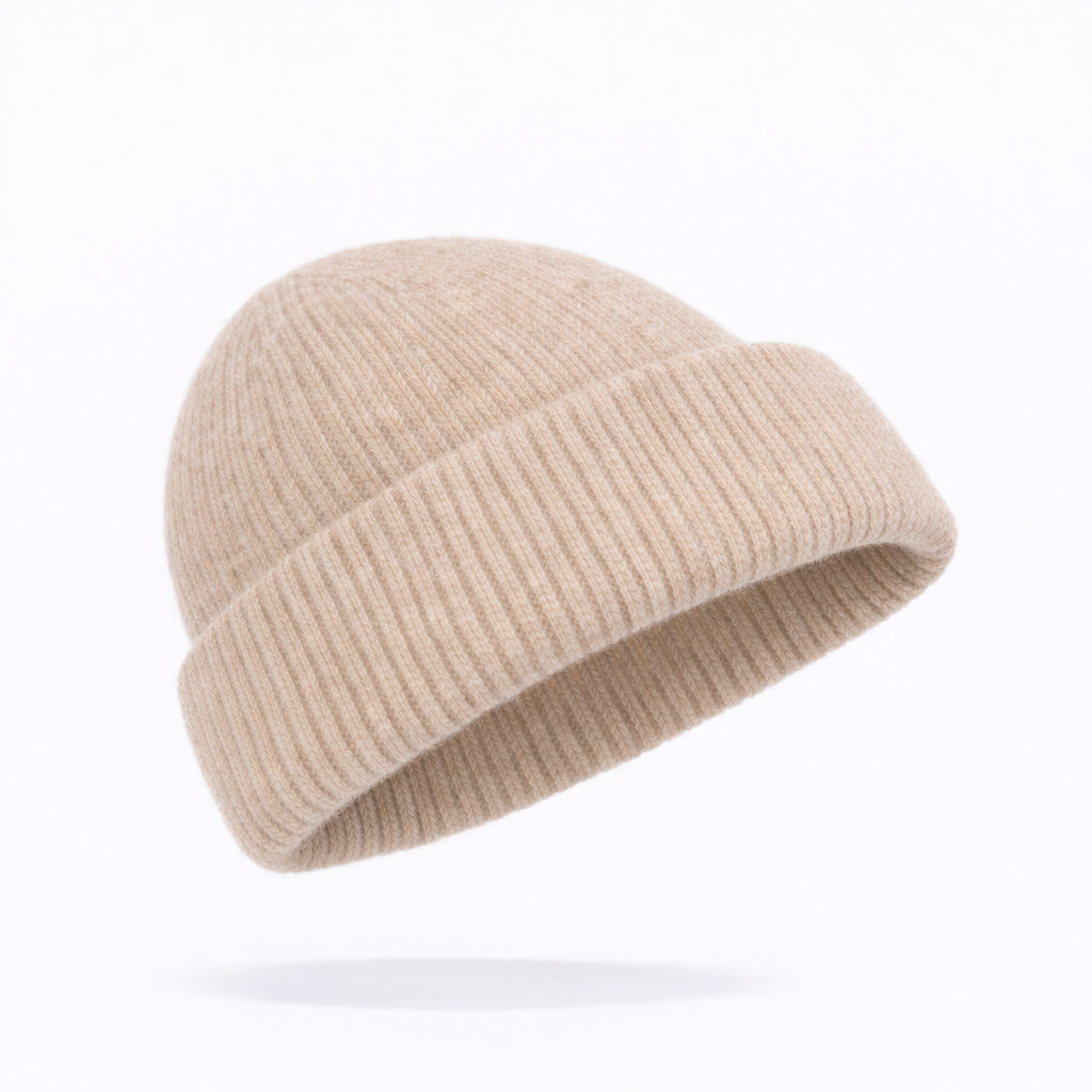 Gros plan sur la texture douce du bonnet en cachemire