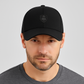 Casquette noire vue de face avec écusson en relief