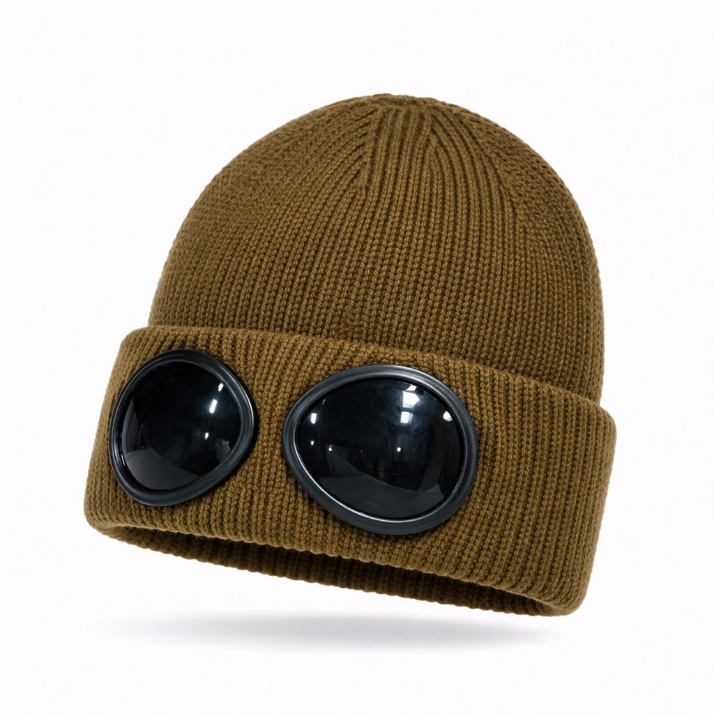 Bonnet avec lunettes posé sur une surface en bois