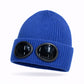 Bonnet avec lunettes sur fond urbain moderne