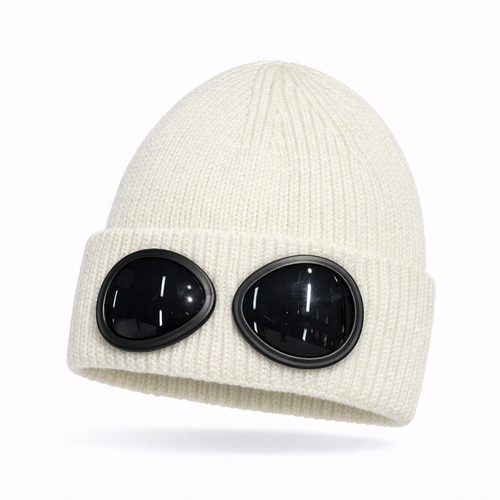 Bonnet en maille douce avec lunettes sur fond neutre