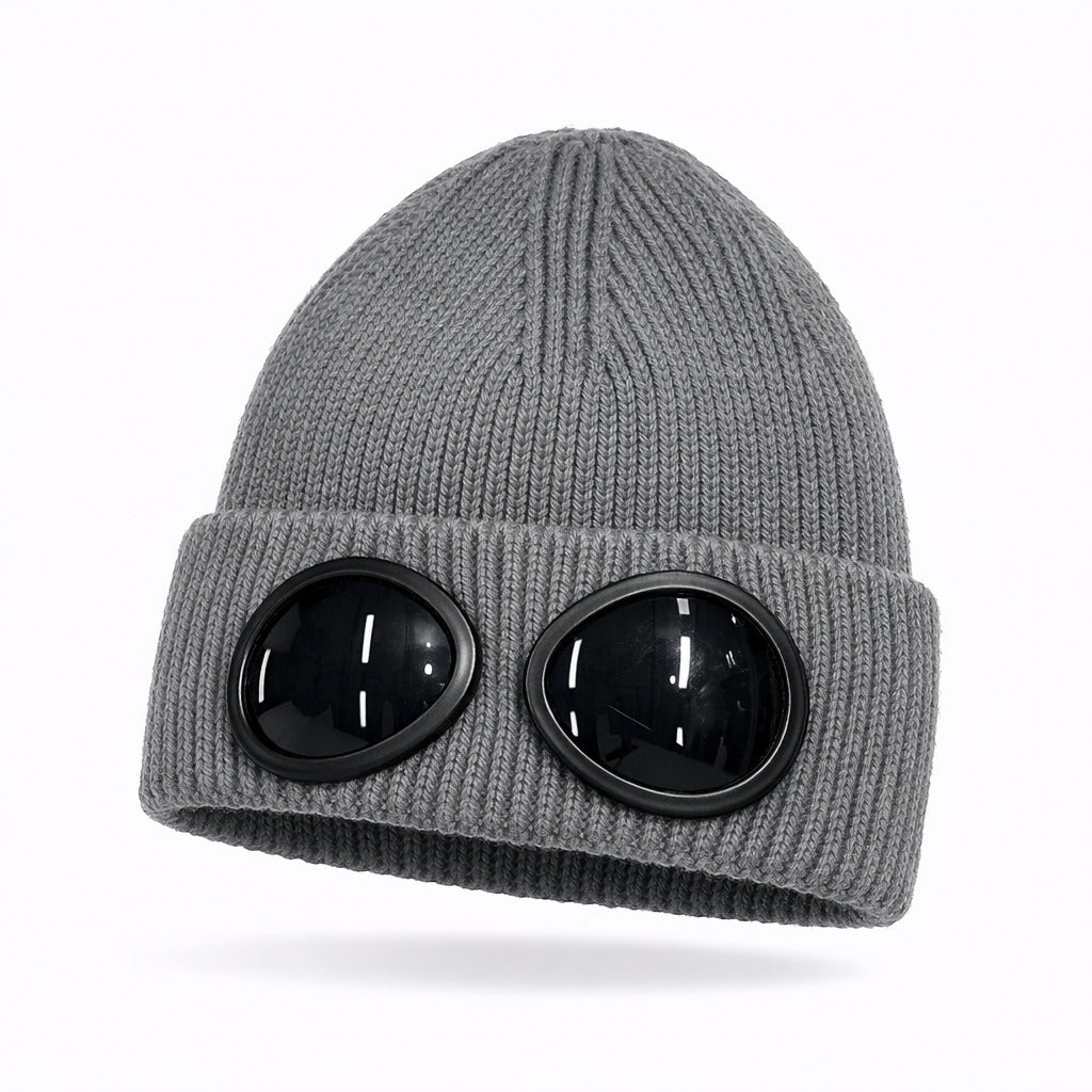 Profil d'une personne portant le bonnet avec lunettes