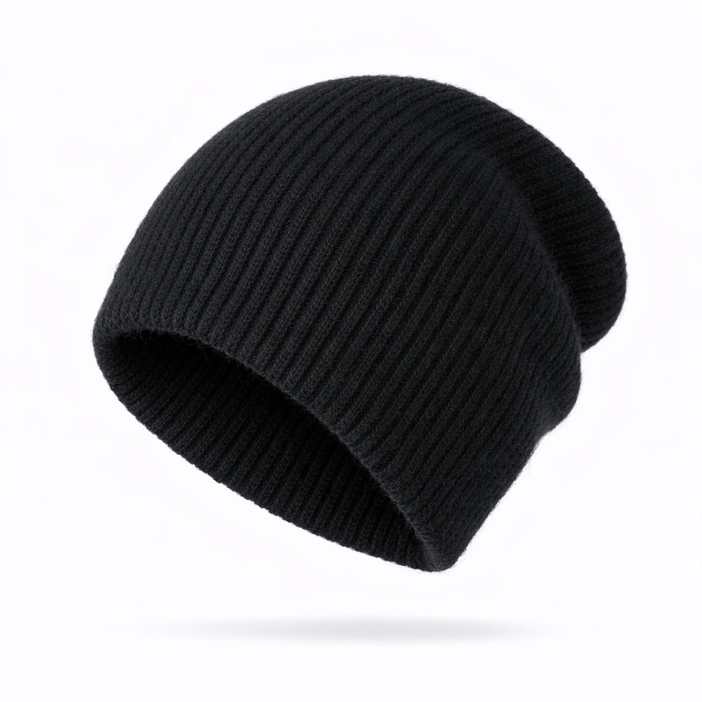 Femme ajustant le bonnet en cachemire, expression détendue