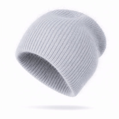 Bonnet en cachemire sur fond neutre, allure élégante