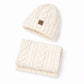 Ensemble hiver beige avec bonnet et écharpe tricotés