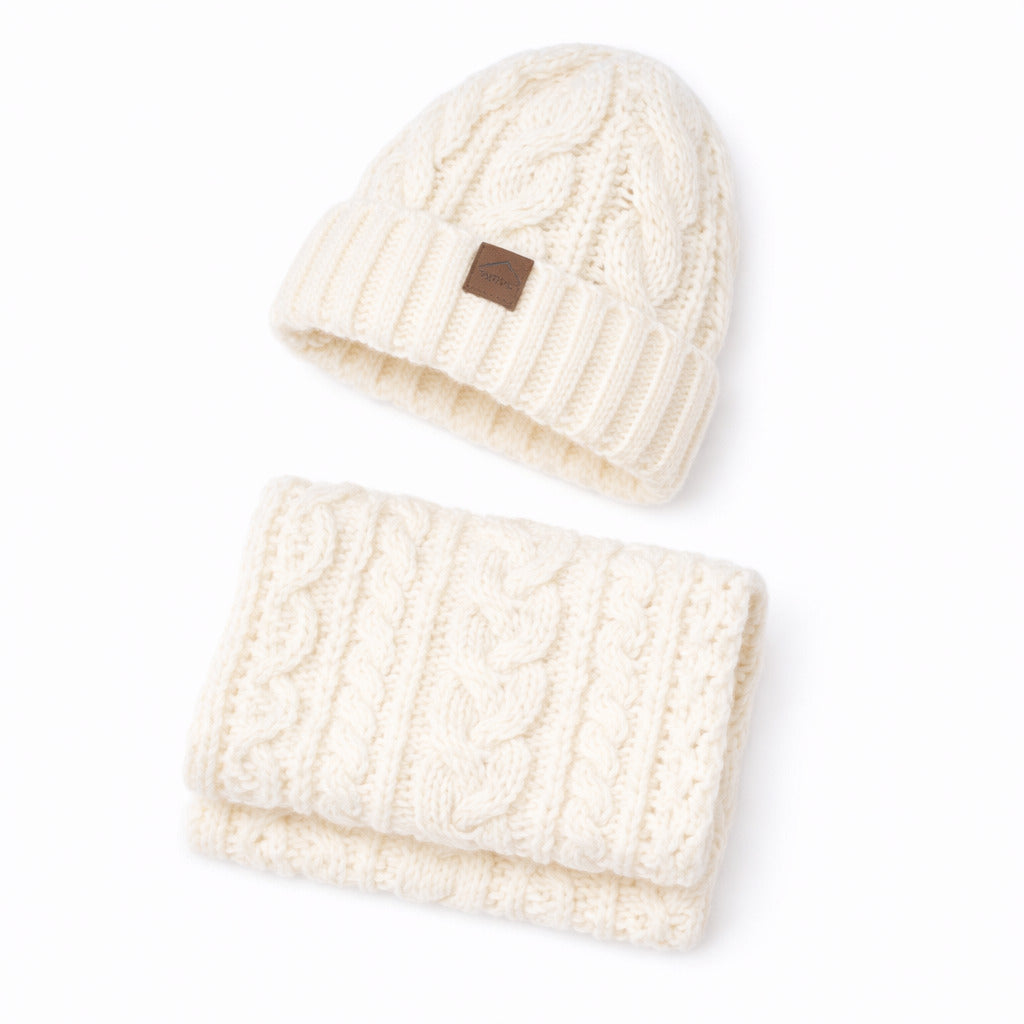 Ensemble hiver beige avec bonnet et écharpe tricotés