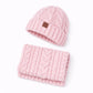 Bonnet tricoté beige avec motif torsadé classique