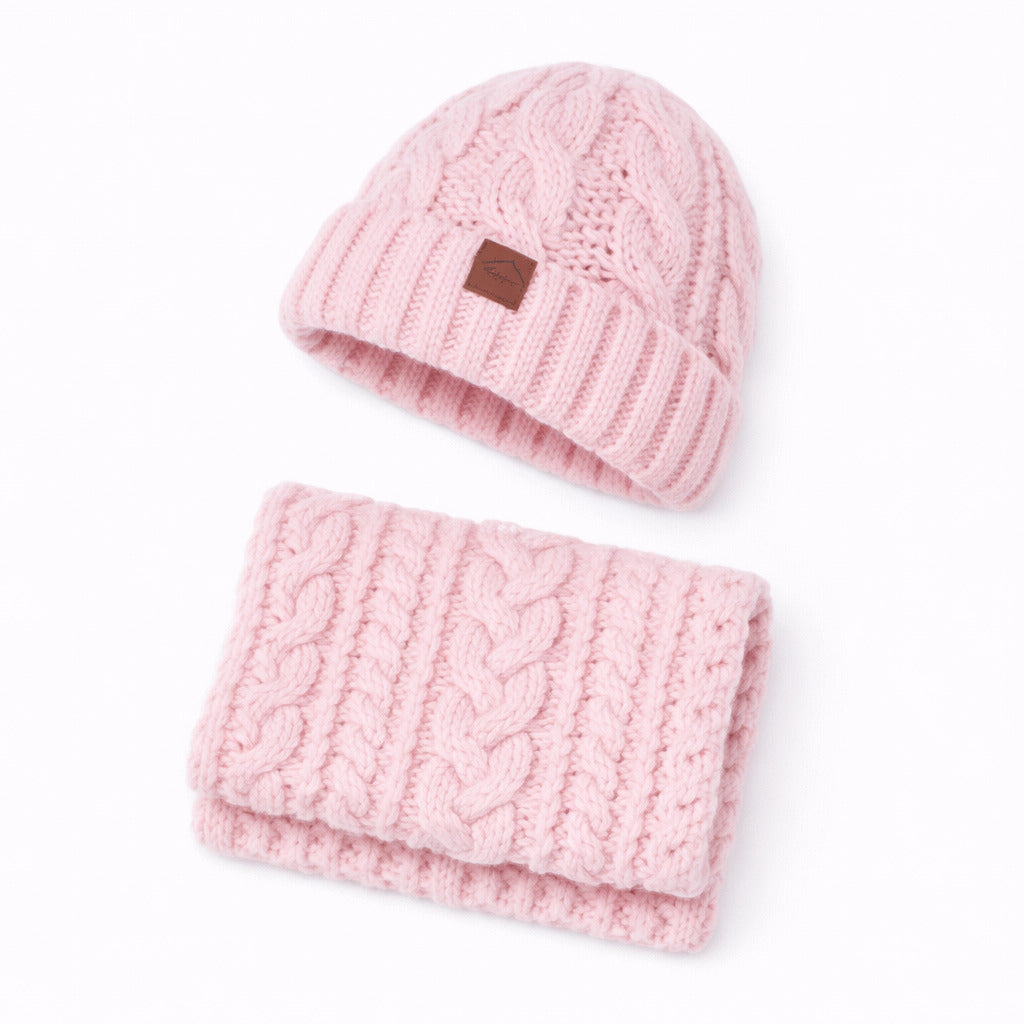 Bonnet tricoté beige avec motif torsadé classique