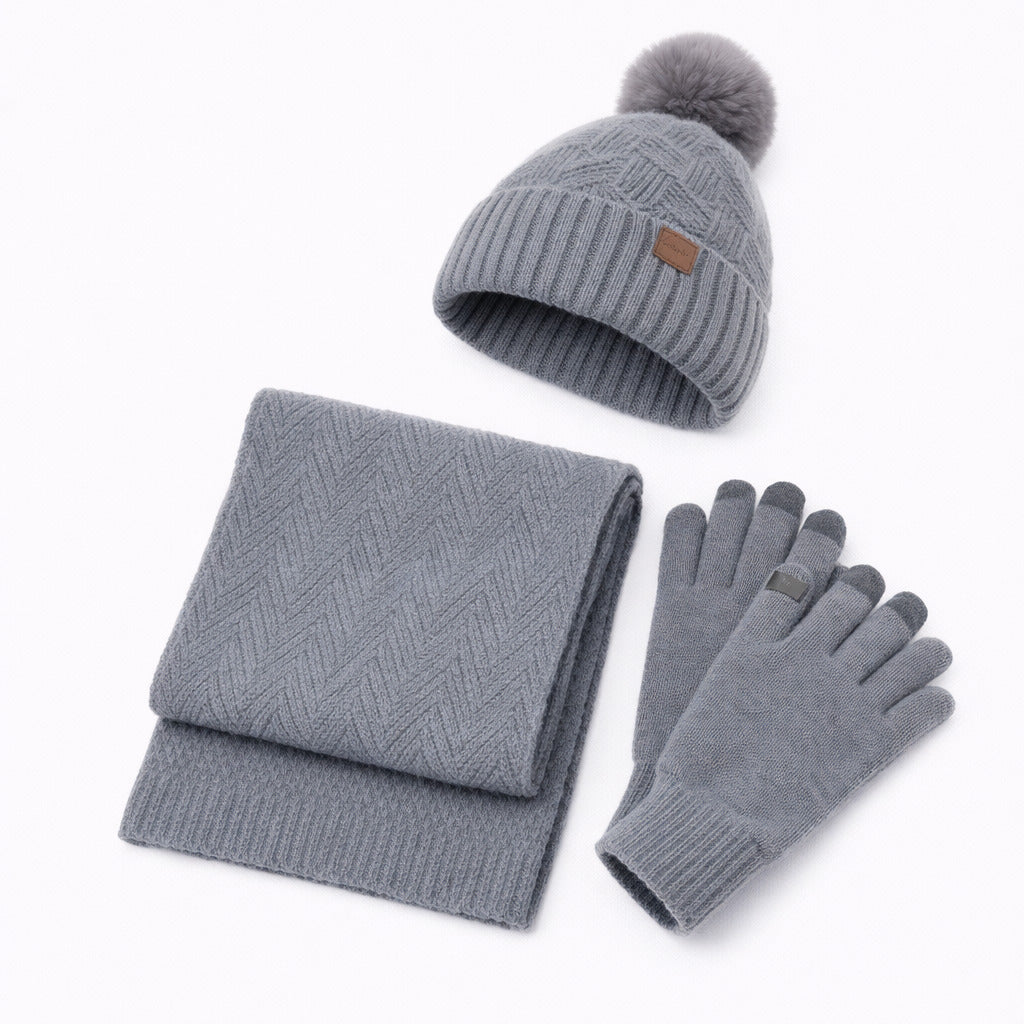 Vue rapprochée du bonnet, maille et pompon en détail
