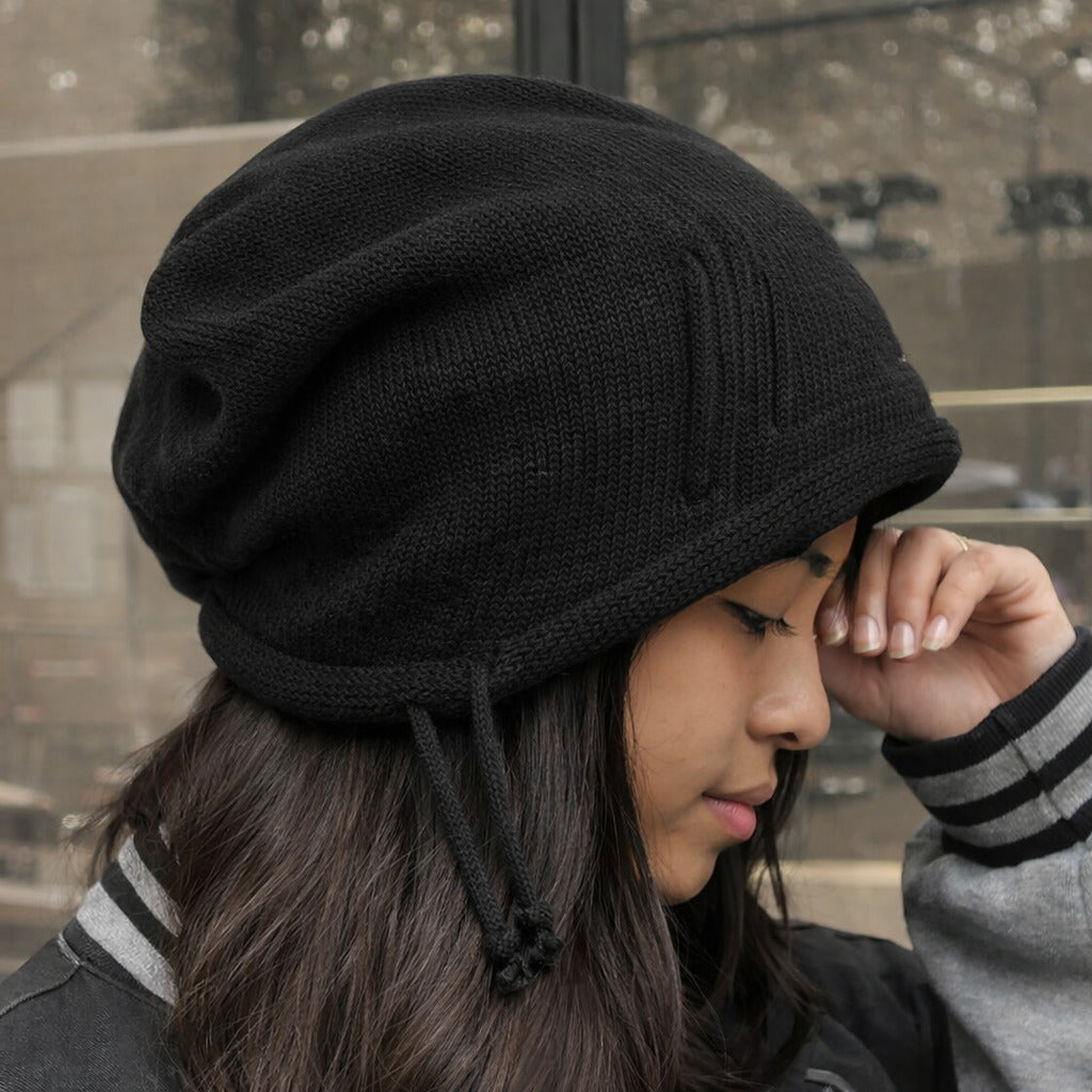 Gros plan sur la maille torsadée du bonnet oversize gris