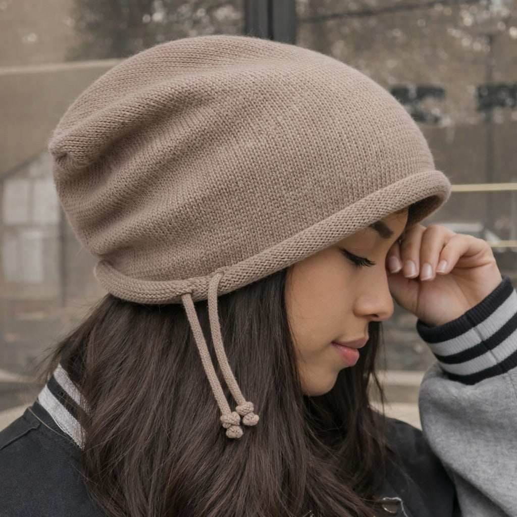 Vue de côté d'un bonnet oversize avec revers ajustable