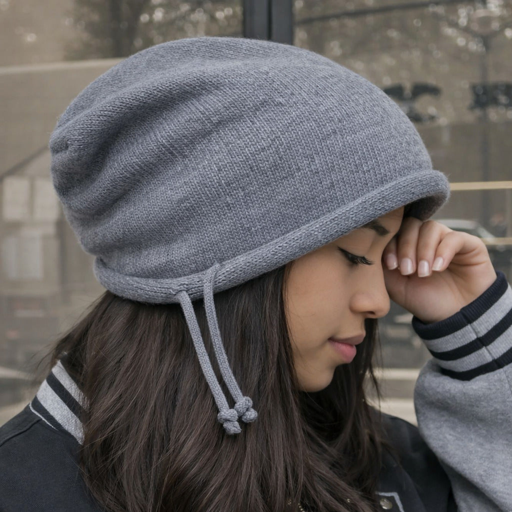 Femme portant un bonnet oversize en maille torsadée beige