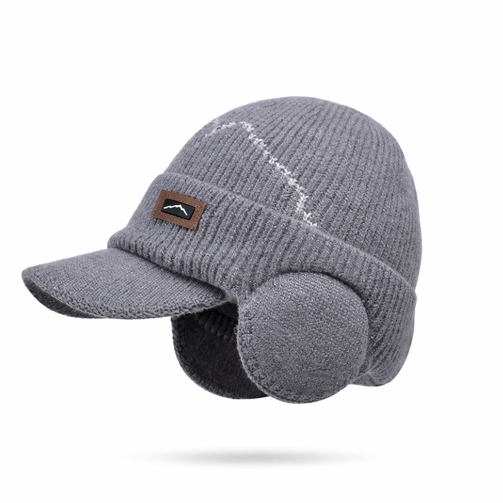 Femme portant le bonnet casquette lors d'une promenade en ville