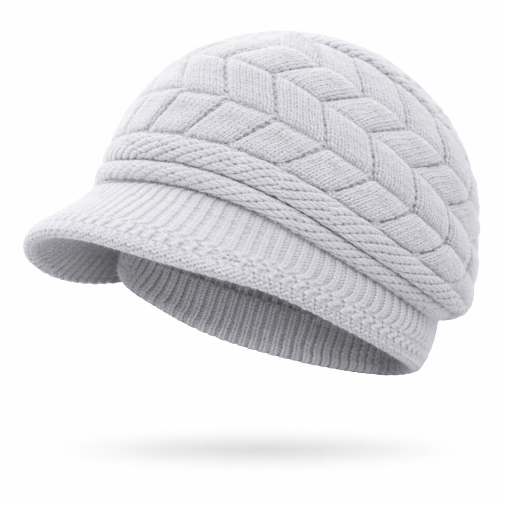 Femme portant un béret élégant, vue de profil