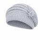 Gros plan sur la texture torsadée du bonnet en maille