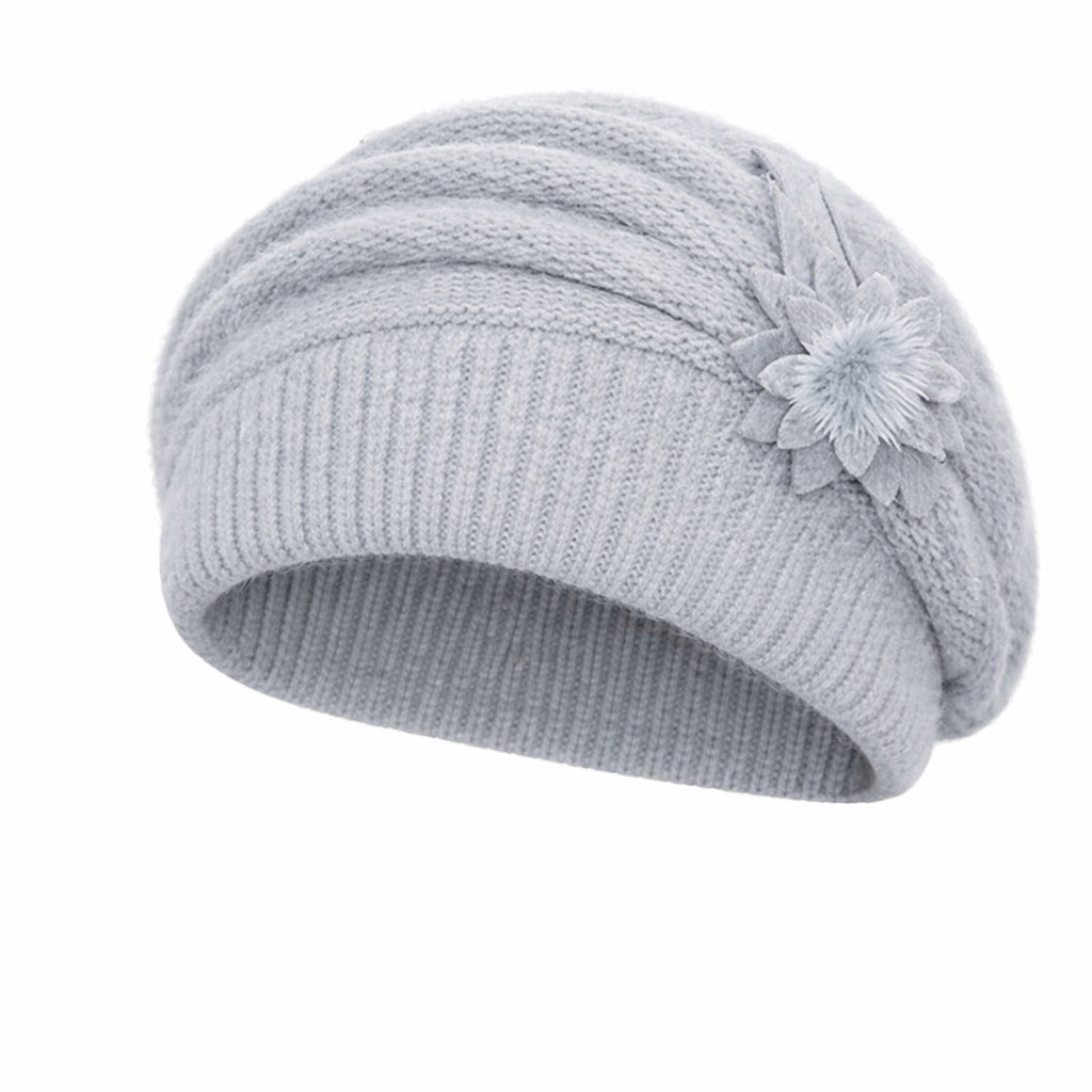 Gros plan sur la texture torsadée du bonnet en maille