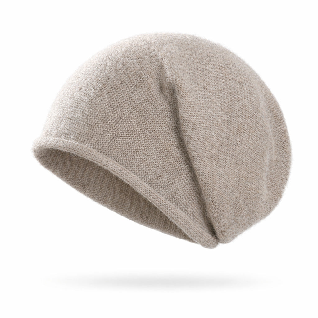 Femme portant un bonnet en cachemire torsadé beige