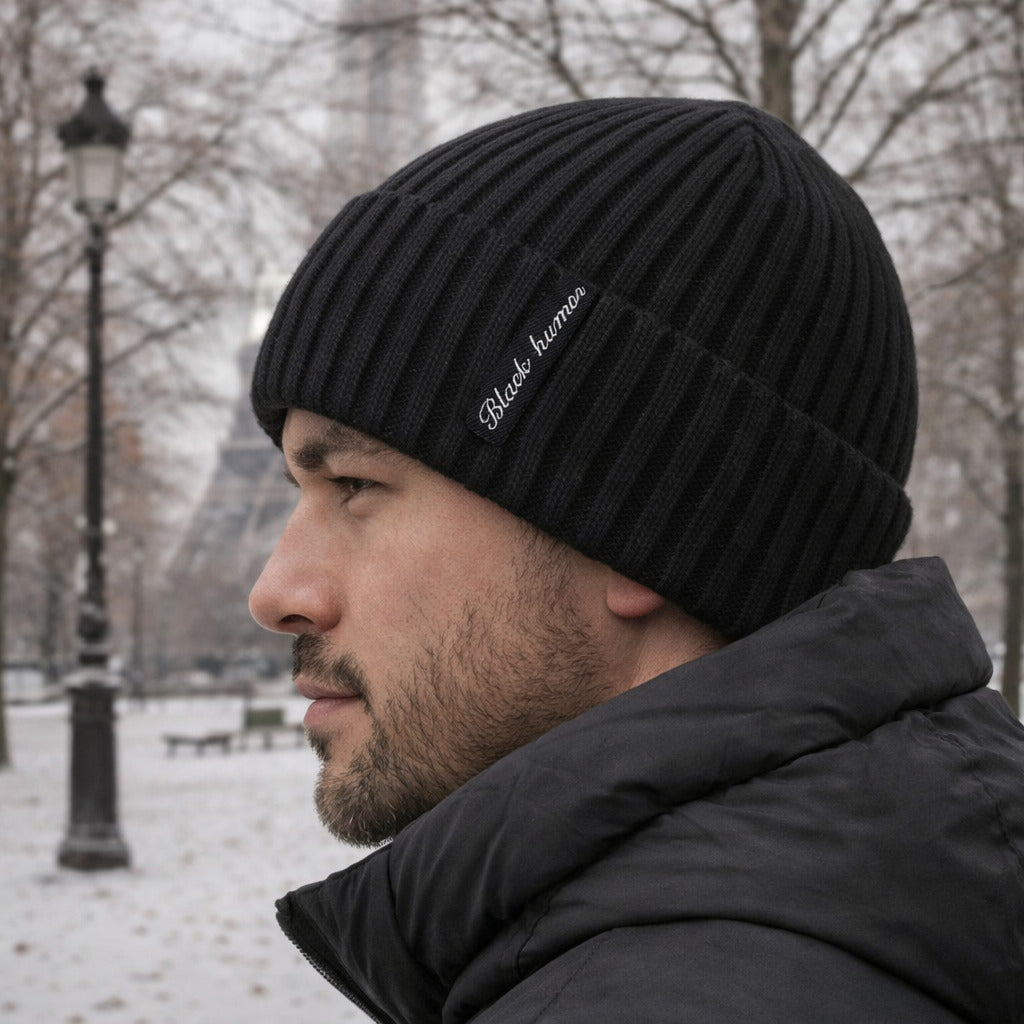 Homme portant un bonnet côtelé noir avec inscription